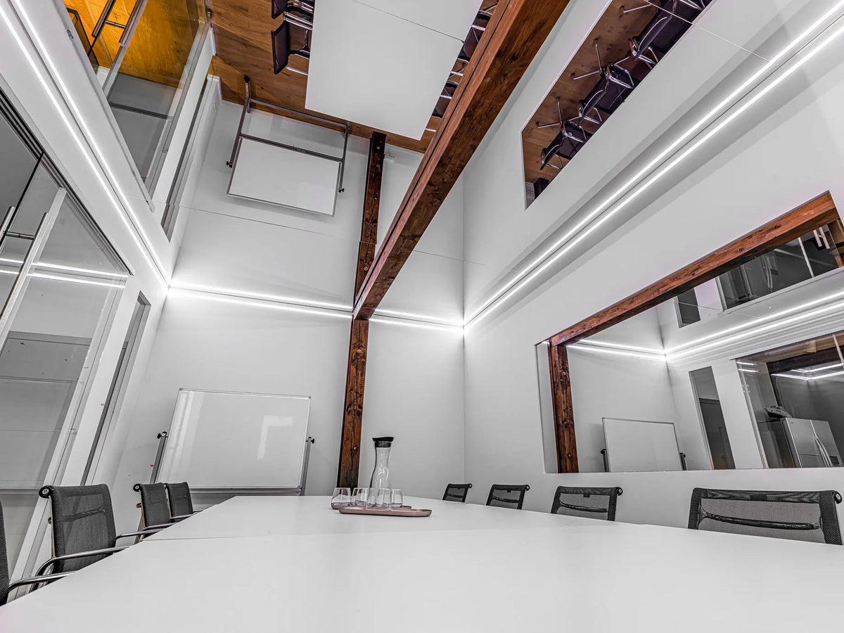 Bürogebäude, Spiegeldecke im Flur
